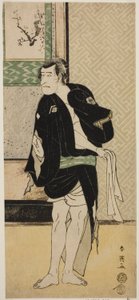 El actor Ichikawa Komazo II como Soga no Dozaburo disfrazado del rufián Tobei () en la obra Haru no Nishi Date-zome Soga (), representada en el Teatro Nakamura () en el primer mes de 1790 ()