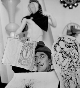 Salvador Dalí en su casa de Port Lligat, noviembre de 1957 (fotografía en B/N) de Alec Hunter