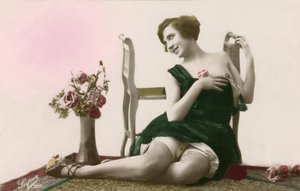 Mujer con vestido verde, c. principios de 1900 (postal) de Alec Hunter