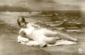 Mujer en traje de baño, c. principios de 1900 (postal)