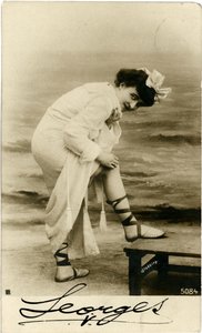 Mujer en la playa, c. principios de 1900 (postal) de Alec Hunter