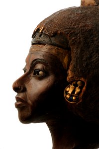 Museo de Berlín, Faraones nubios, figura de Tiye, esposa de Amenhotep III de Kenneth Garrett