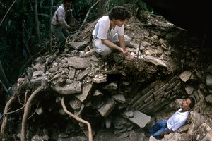 Cancuen, Guatemala, Arthur Demarest, Rudy Larios, Maya, palacio, Periodo Clásico, Peten, 2004 (foto) de Kenneth Garrett
