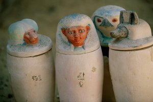 Tarros canopos de Pakerdemamon con tapones de los cuatro hijos de Horus, Hapy, Duamutef,..., 2002 (foto)
