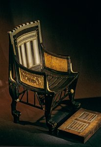 Silla de niño con reposapiés, KV62, tumba del rey Tut. La silla es en su mayor parte de madera de ébano c..., 2009 (foto)