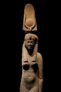 Cleopatra; La búsqueda de la última reina de Egipto; Catálogo de la exposición; página 107; Cleopat..., 2011 (foto) de Kenneth Garrett