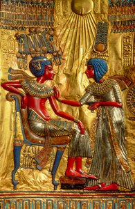 Detalle de las figuras del fondo interior del trono de oro que representan a Tutankamón y su esposa, Egipto..., 2009 (foto) de Kenneth Garrett