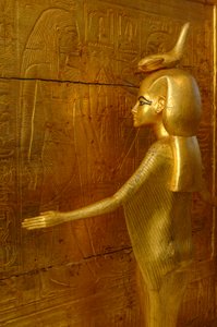 Detalle de la diosa Selket rodeando el santuario para vasos canopos, madera con estuco, dorado..., 2009 (foto) de Kenneth Garrett