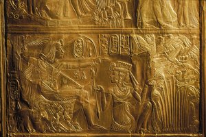 Detalle de aves de caza con arco y flecha en el Santuario Canopo, oro, Rey Tutankamón;..., 2004 (foto) de Kenneth Garrett