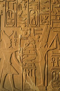 Detalle del relieve de la Capilla Blanca de Senusret I en Karnak, Reino Medio; representa a Horu..., 2001 (foto)