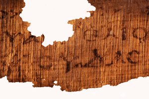Detalle de la página final del Evangelio de Judas, la última línea del texto reza "El Go..., 2006 (foto) de Kenneth Garrett
