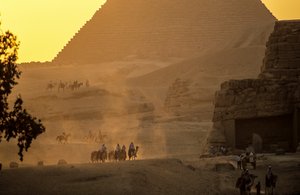 Antiguo Reino de Egipto; escenografía de las pirámides de Giza; Giza; Egipto de Kenneth Garrett