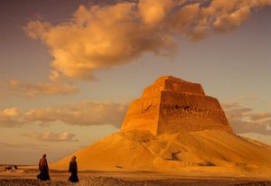 Reino Antiguo de Egipto; Pirámide del rey Snefru; circa 2575 a.C.; Maidum; Egipto, pirámide escalonada... de Kenneth Garrett