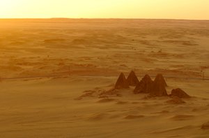 Gebel Barkal,Complejo de templos, faraón Taharka, templo Mut, B300, ciudad de Kareima, ri... del Nilo, 2007 (foto)