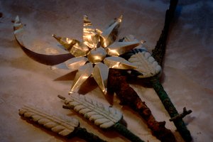 Sol y luna de oro con palos de trigo, artefactos, Civilización del Oxus; Turkmenistán; Gono..., 2004 (foto) de Kenneth Garrett