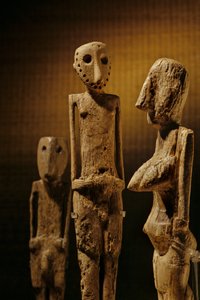 Figuras de marfil de hipopótamo y elefante, de 60 cm de altura, procedentes del valle de Beersheba,... de Kenneth Garrett