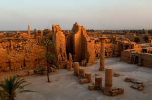 Kiosco de Taharka, primer patio, Templo de Karnak, Faraones Negros, Nubios, Egipto, Lux..., 2007 (foto) de Kenneth Garrett