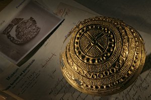Sombrero de oro de Krottdorf, Disco celeste; Edad de Bronce; Culturas antiguas; Alemania, 2004 (foto) de Kenneth Garrett