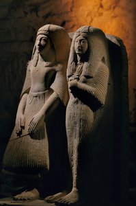 Estatua doble de piedra caliza de un sacerdote llamado Amenemipet y su esposa, Reino Nuevo, 2002 (foto)