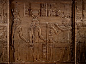 MM7836; Cleopatra; Egipto; Templo de Filae; Asuán; Templo de Isis; Últimos faraones Ptolomeo I..., 2011 (foto) de Kenneth Garrett