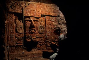 Maya; Copan; Honduras; arqueología; periodo Clásico; tumba, Robert Sharer, excavación,... de Kenneth Garrett