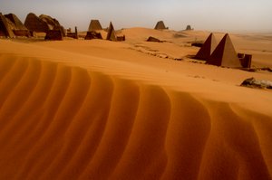 Pirámides de Meroe, Pirámides de Begarawiya, Sudán, Nubia, Faraones Negros, Tercer Intermedio..., 2007 (foto)