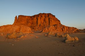 Puesta de luna y amanecer, Templo de Taharka, Puerta de Ram,Gebel Barkal,Complejo de templos, Faraón..., 2007 (foto) de Kenneth Garrett