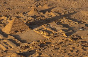 Reino Antiguo; Pirámide Escalonada de Djoser; Aérea; Saqqara; Egipto de Kenneth Garrett