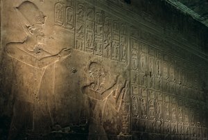 Lista de reyes más antigua conocida, templo de Seti I en Abidos, Seti I aparece de pie detrás de Ram..., 2005 (foto)