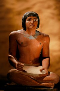 Estatua de piedra caliza pintada de un escriba sentado, Reino Antiguo, 2002 (foto)