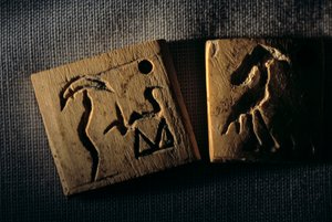 Etiqueta de marfil predinástica, escritura más antigua, Dr. Gunter Dreyer, Egipto, 2005 (foto)