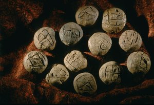 Bulla redonda; artefacto, Civilización del Oxus; Turkmenistán; yacimiento de Gonor Depe; Victor Sari..., 2004 (foto)