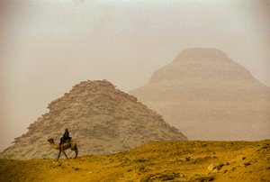 Saqqara; Pirámide de Teti; Dinastía VI; Pirámide de Djoser (al fondo); Egipto de Kenneth Garrett