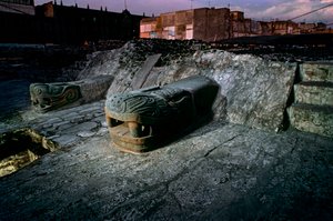 Réplica de serpiente en el Templo Mayor de Tenochtitlan, Azteca, México, México Ci..., 2010 (foto) de Kenneth Garrett