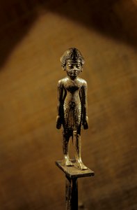 Bastón de plata con figura de faraón, KV 62, 2007 (foto) de Kenneth Garrett