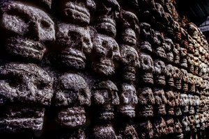 Cráneo estante o Tzompantli, Azteca, México, Templo Mayor, 2010 (foto)