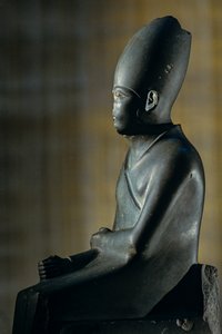 Estatua de Khasekhem, Hierakonpolis, faraón de la II Dinastía, Egipto, 2005 (foto)