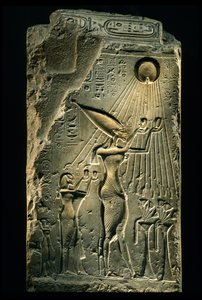 Estela que representa a Akenatón, Nefertiti y su hija con las manos levantadas hacia el dios Atón, Amarna..., 2009 (foto) de Kenneth Garrett