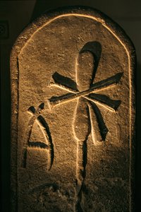 Estela de reina de la I dinastía, Abidos, Egipto; Museo Egipcio, El Cairo, 2005 (foto) de Kenneth Garrett
