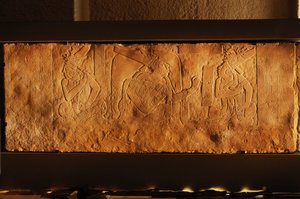 Banco del trono del Templo 19, Palenque, México, talla de Akhal Mo Nab, 2005 (foto)