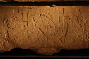 Banco del trono del Templo 21, talla del rey Akhal Mo Nab, Palenque, México, 2005 (foto)