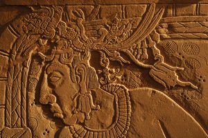 Banco del trono del Templo 21, talla del rey Akhal Mo Nab, Palenque, México, 2005 (foto)