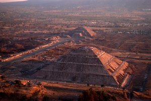 Teotihuacán; Pirámide de la Luna; Pirámides; Mesoamérica; México; Culturas antiguas-Th..., 2005 (foto)