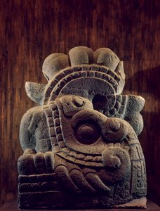 La serpiente de fuego Xiucoatl, arma del dios-sol Hutzilopochtil, que se cree..., 2010 (foto) de Kenneth Garrett