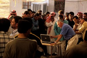 Urkesh, Imperio hurrita, Siria, 2400 a.C., Giorgio Buccellati comparte los hallazgos de las estaciones con..., 2004 (foto) de Kenneth Garrett
