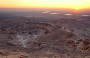 Vista desde lo alto de la Qurna al amanecer; Egipto; Valle de los Reyes; de Kenneth Garrett