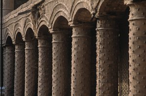 mm7167, Caravanserai, antiguo, puesto comercial judío, Estrella de David sobre columnas, Herat, Me..., 2004 (foto) de Kenneth Garrett