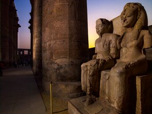 mm7864; Dinastía XVIII; Reino Nuevo; Egipto,Estatuas de Tutankamón y su esposa Ankhsenamun;..., 2009 (foto) de Kenneth Garrett