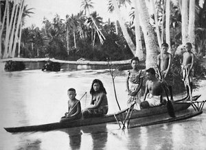 Una canoa samoana con balancín y sus ocupantes, 1902 de Kerry and Co