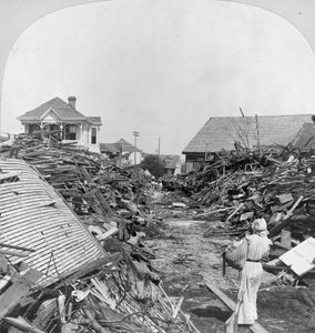 Un pasaje a través de los escombros, Norte en la calle 19, Galveston de Keystone View Company
